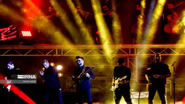 انتقاد خبرگزاری دولت از نرقصیدن مردم در کنسرت «ماکان بند» 