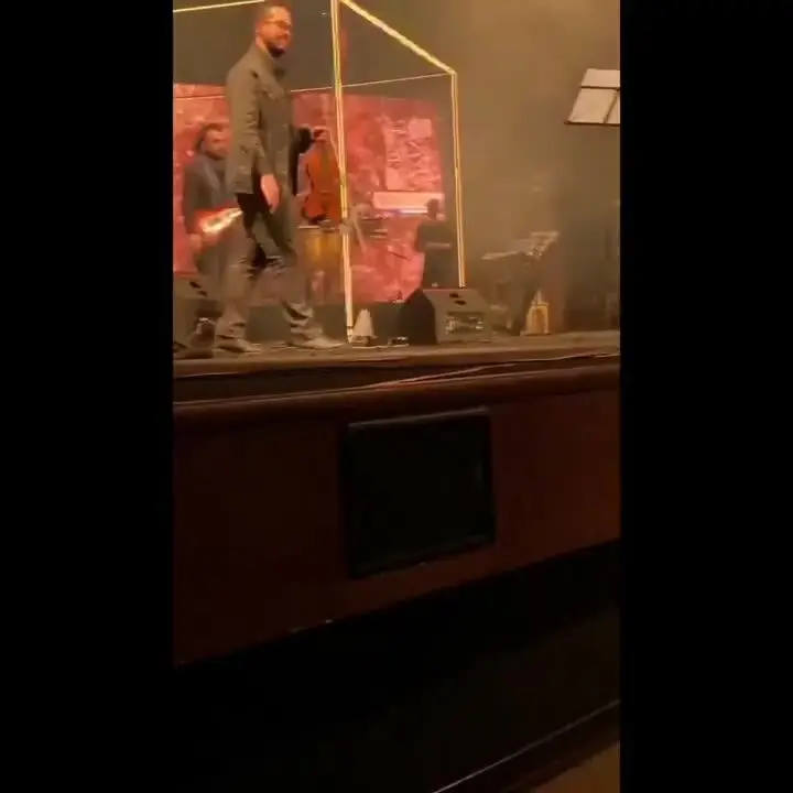 حضور متفاوت مجری جنجالی در یک کنسرت 