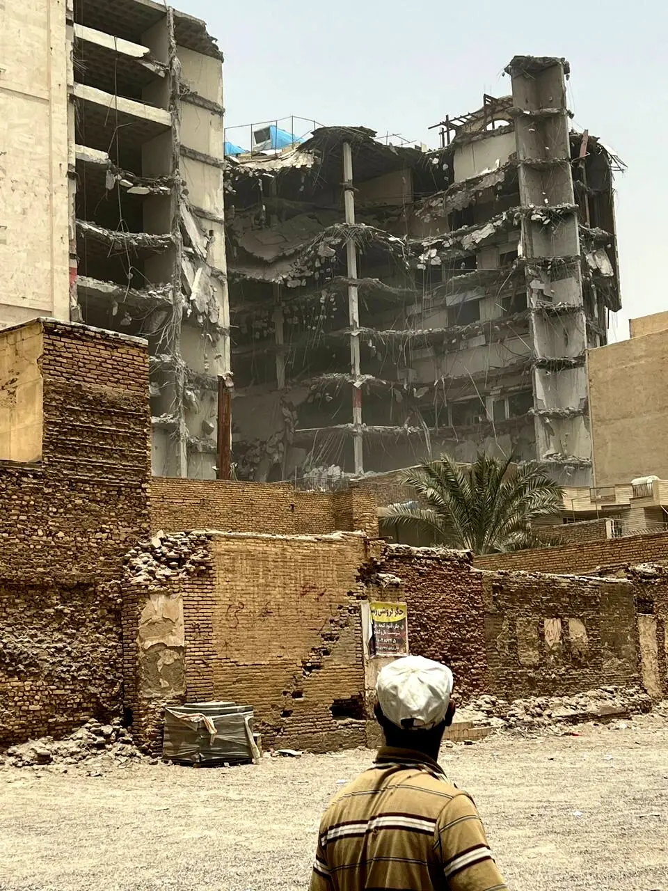ببینید | فیلمی دردناک از لحظه سقوط برج دوقلوی متروپل در قلب آبادان