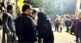 حرف‌های درگوشی و خبرساز احمدی‌نژاد با یک زن در مراسم عزاداری / ویدئو