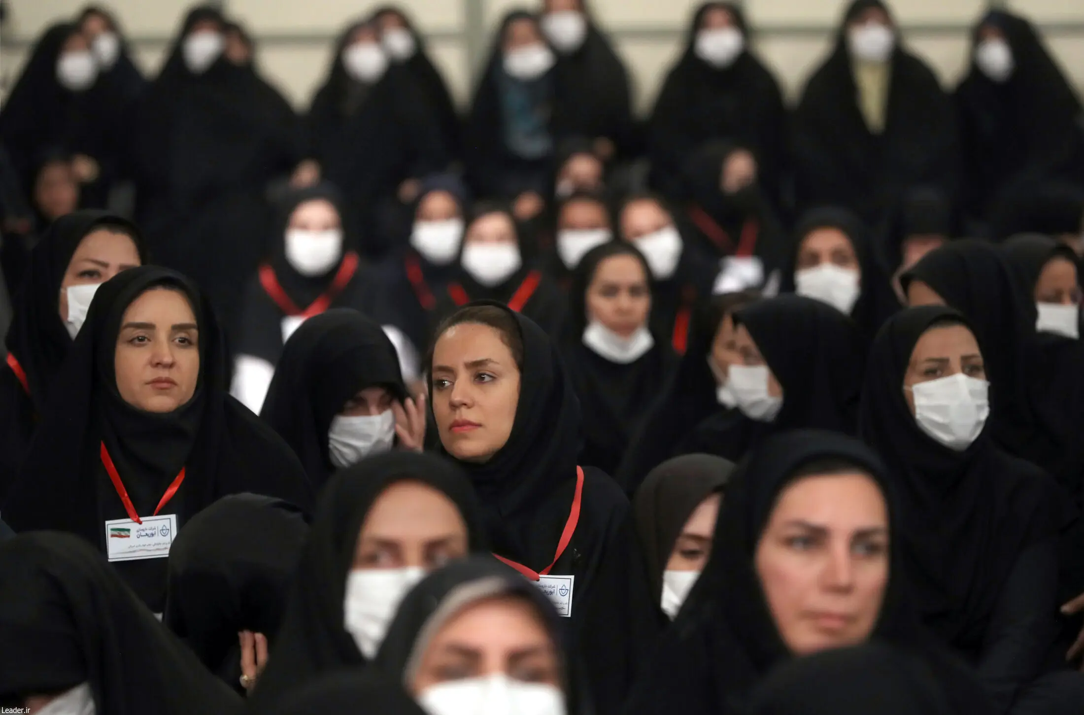 پوشش متفاوت چند زن در حضور رهبر انقلاب