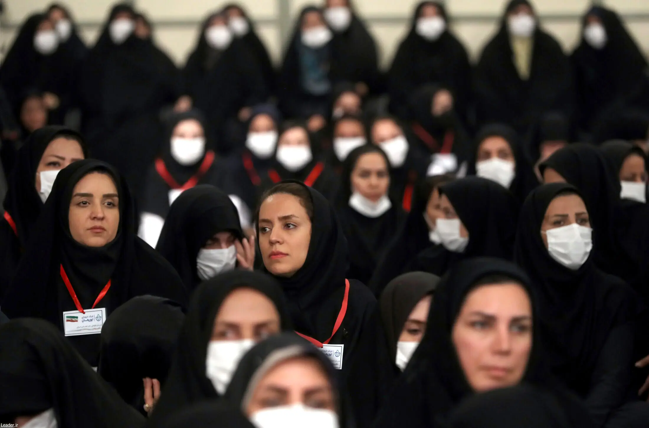 پوشش متفاوت چند زن در حضور رهبر انقلاب