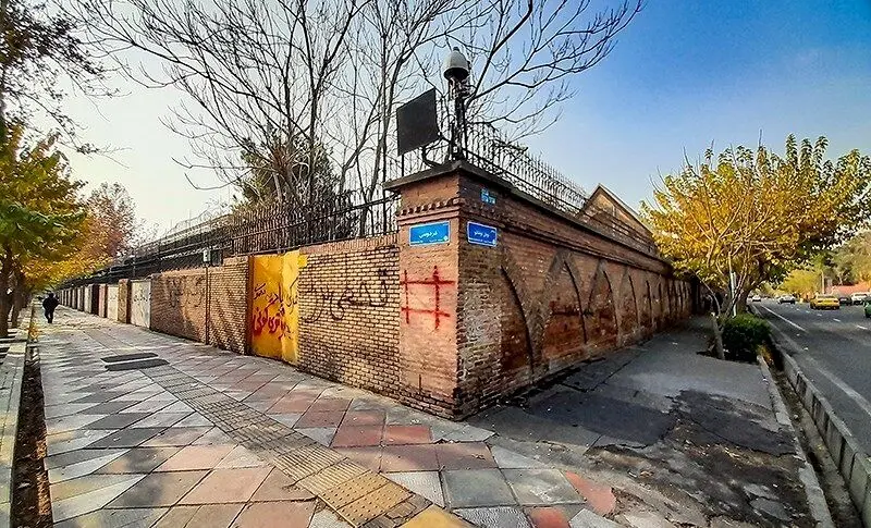 شعارنویسی بر روی دیوار سفارت انگلیس در تهران / عکس