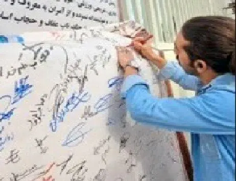 ببینید| یک اتفاق عجیب در حاشیه نماز عید فطر؛ جمع آوری امضا علیه «بی‌حجابان و عریانی»!