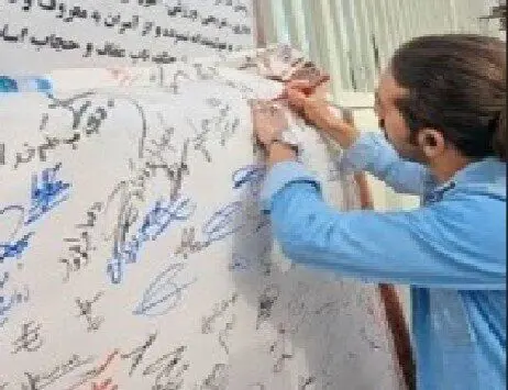 ببینید| یک اتفاق عجیب در حاشیه نماز عید فطر؛ جمع آوری امضا علیه «بی‌حجابان و عریانی»!