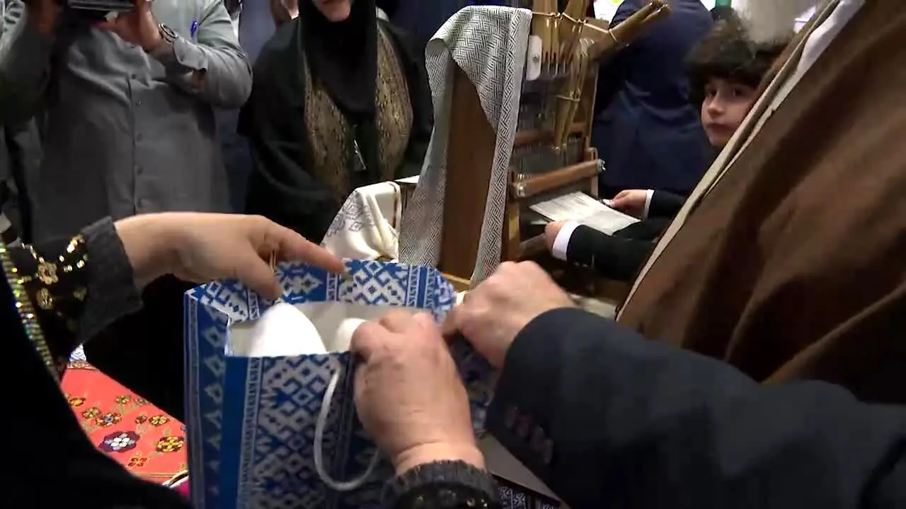 هدیه متفاوت یک زن به رهبر انقلاب خبرساز شد

