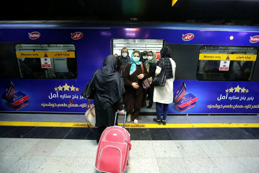 حجاب‌بان از ایستگاه‌های مترو تهران جمع شدند؟