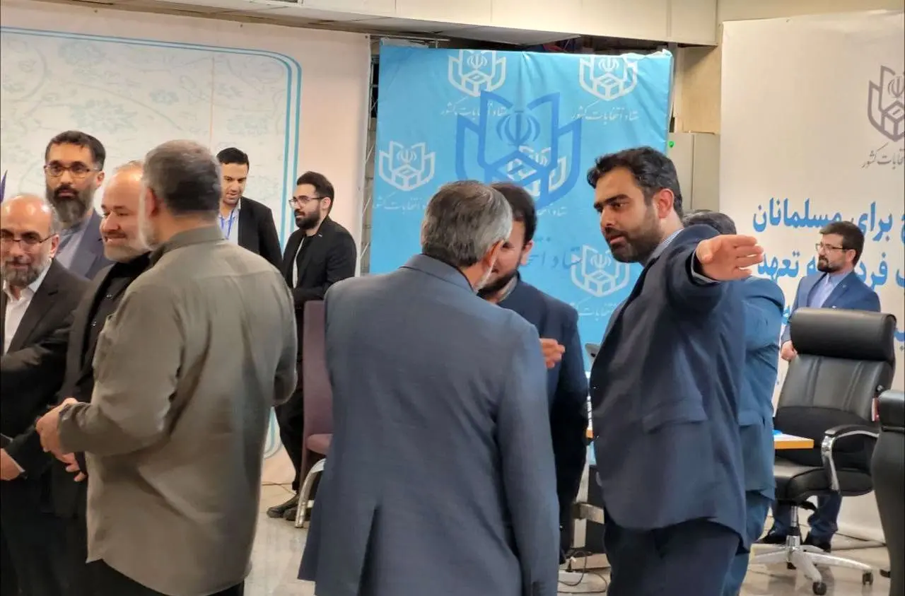تصاویری از همراهی جلیلی توسط نماینده جنجالی مجلس
