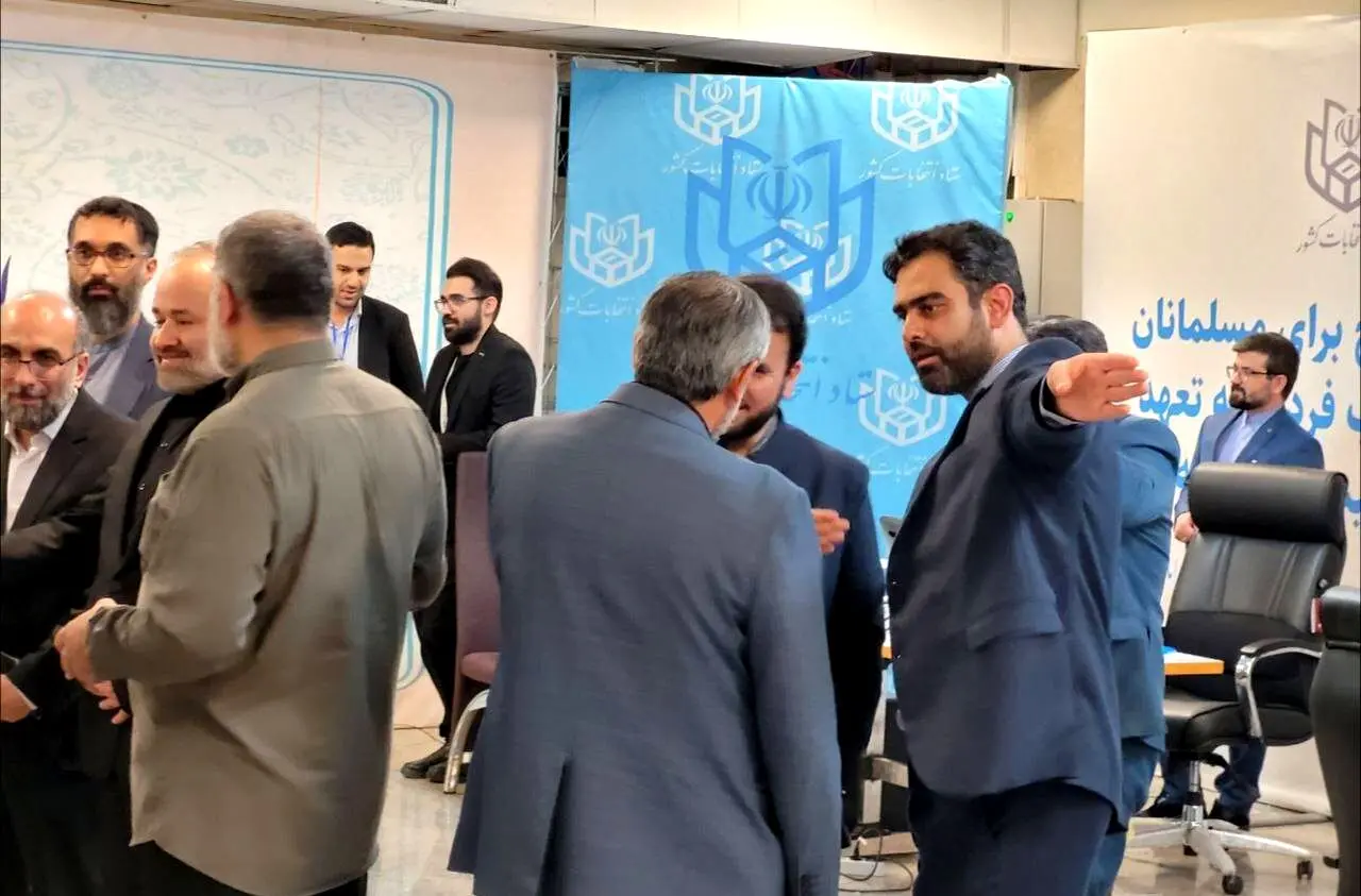 تصاویری از همراهی جلیلی توسط نماینده جنجالی مجلس
