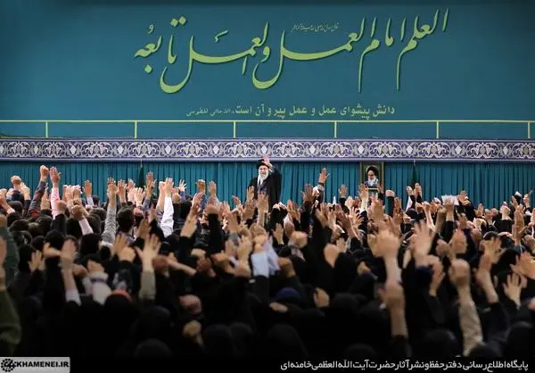 سخنان انتقادی یک دانشجو از رئیسی و دلار 65 هزار تومانی در حضور رهبری +فیلم