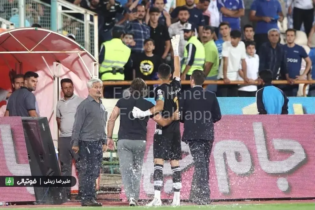 حمله استقلالی‌ها به ساپینتو با بطری آب!
