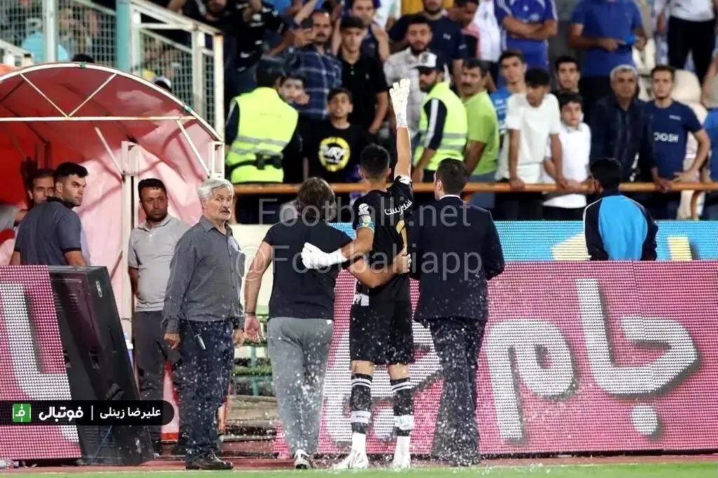 حمله استقلالی‌ها به ساپینتو با بطری آب!