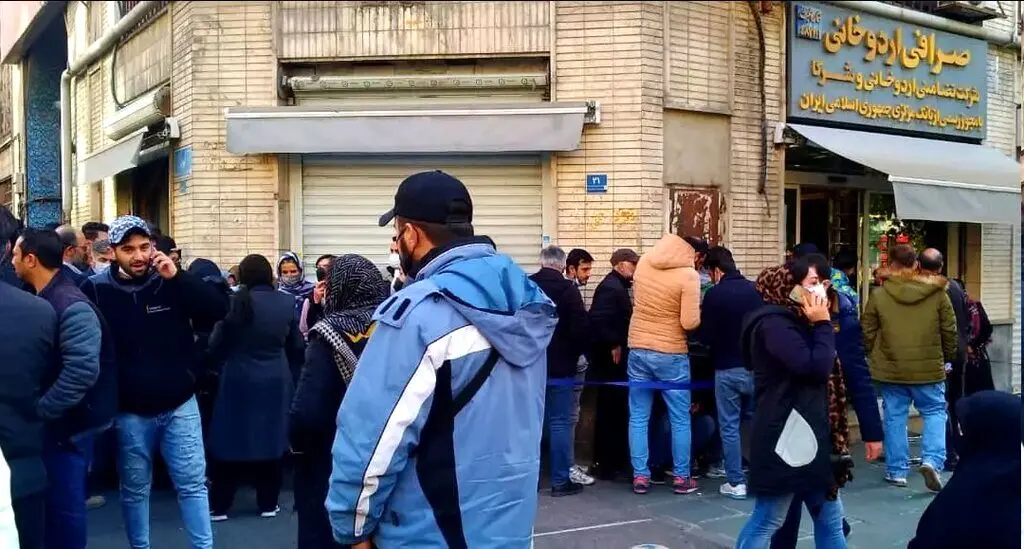 تشکیل دوباره صف‌های طولانی مقابل صرافی‌ها | در فردوسی چه خبر است؟