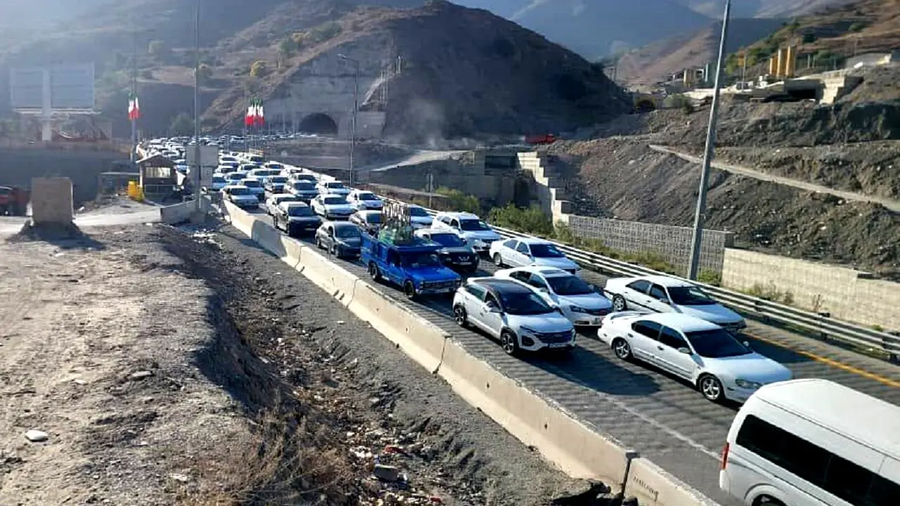 جاده چالوس از شدت ترافیک قفل شد