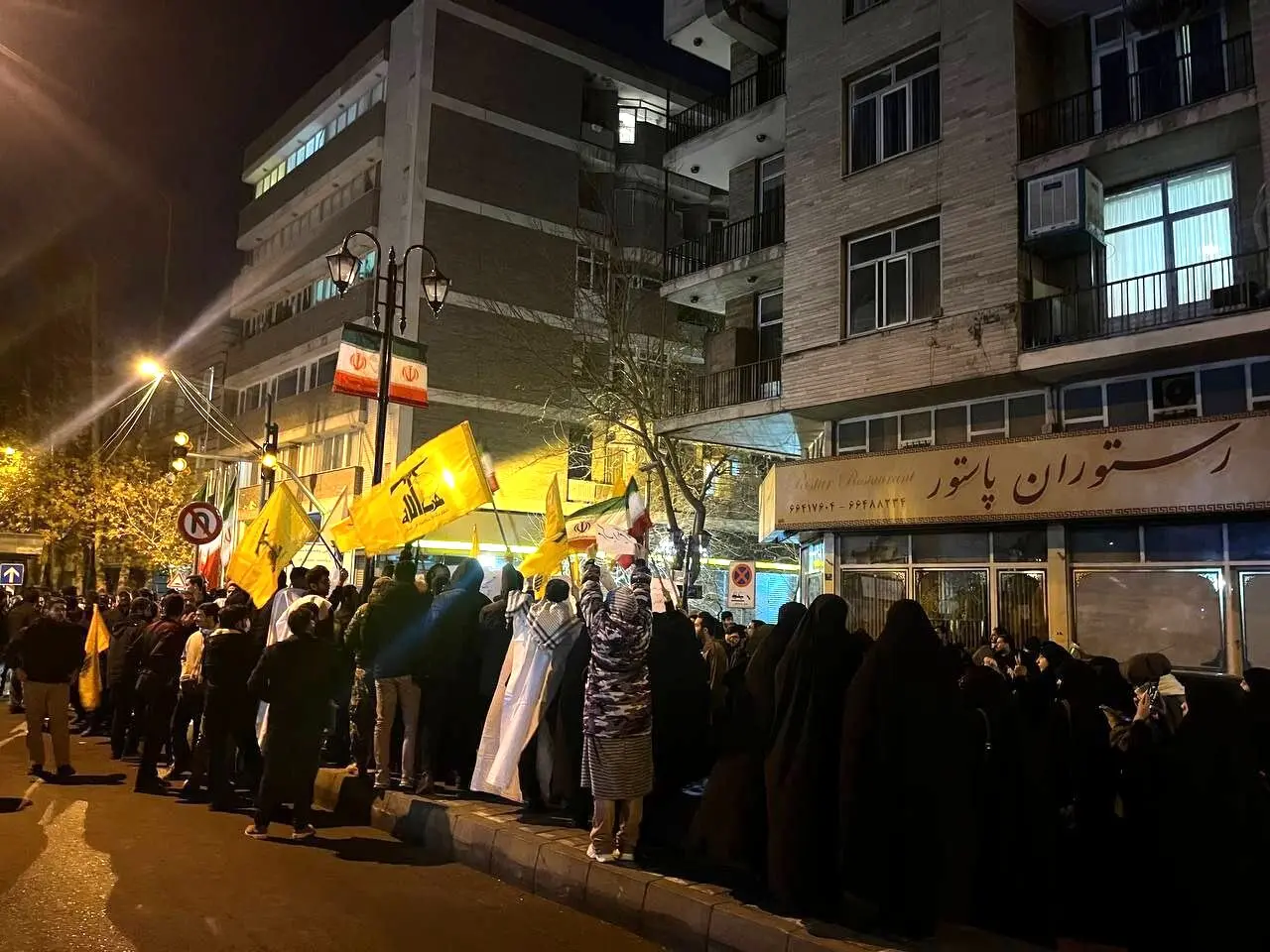  تجمع شبانه دانشجویان کفن‌پوش بادشعار انتقام انتقام/عکس