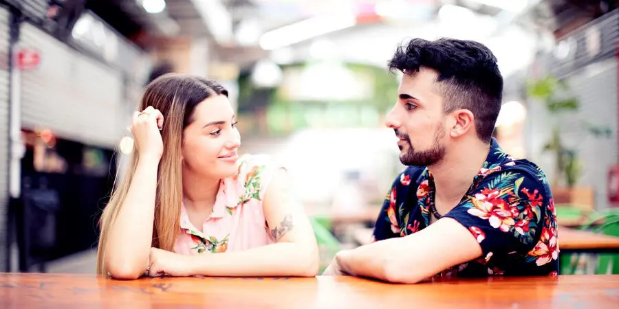 چند نشانه در زبان بدن که می گوید شخصی از شما خوشش می آید

