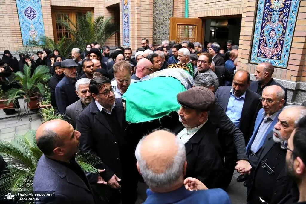 تصویر نماز خواندن خاتمی بر پیکر زهرا شجاعی

