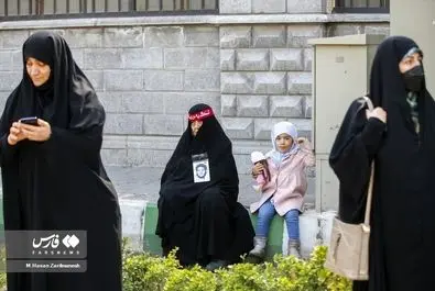 تجمع برخی زنان مقابل مجلس در اعتراض به وضعیت حجاب