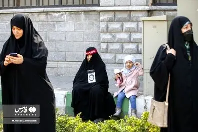 تجمع برخی زنان مقابل مجلس در اعتراض به وضعیت حجاب