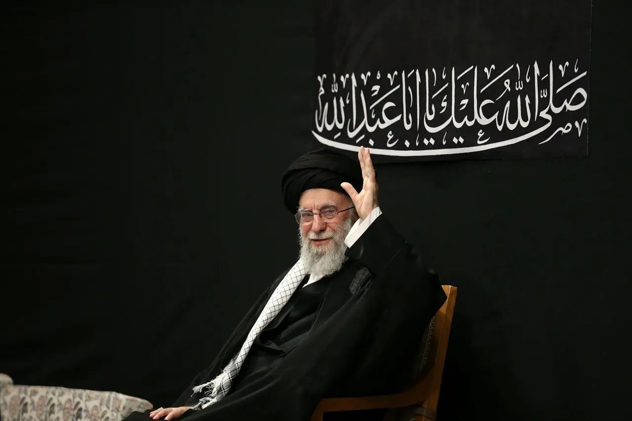 عکس معنادار و  بدون عصای رهبری در مراسم شب عاشورا