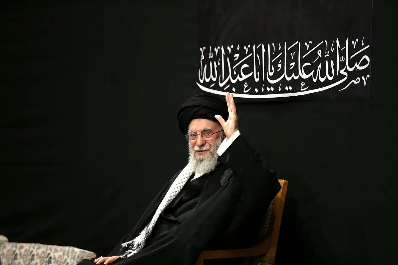 عکس معنادار و  بدون عصای رهبری در مراسم شب عاشورا