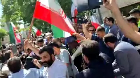تجمع احمدی‌نژادی‌ها مقابل وزارت کشور / فیلم