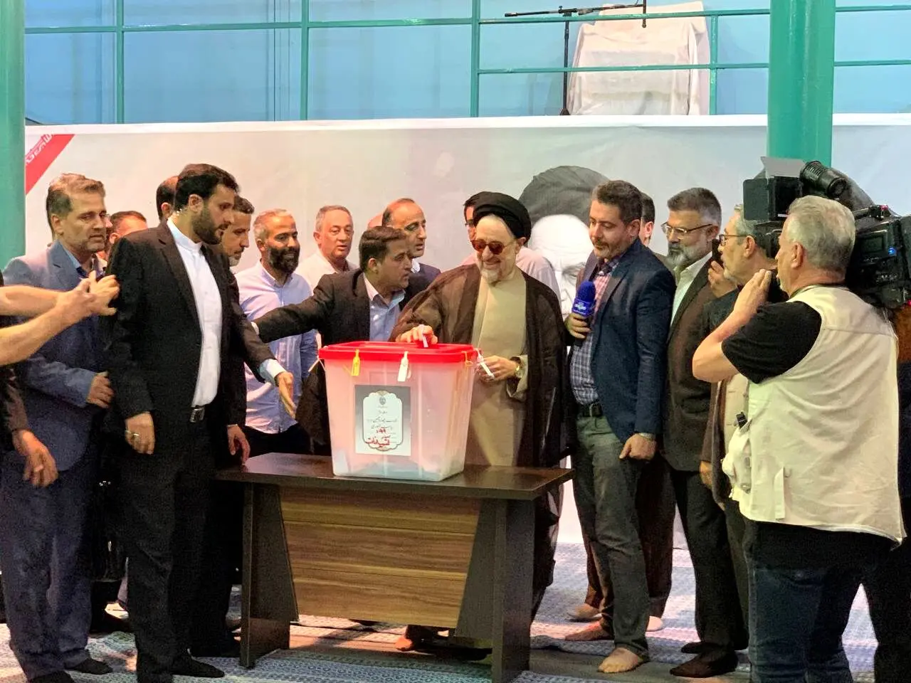 محمد خاتمی پاسخ دوربین تلویزیون را نداد! +فیلمع