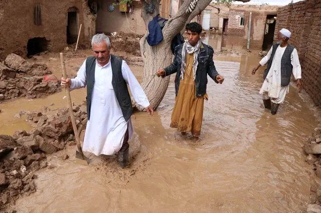 سیل افغانستان ۳۰۰ افغانی را با خود برد!/ در این فیلم ببینید

