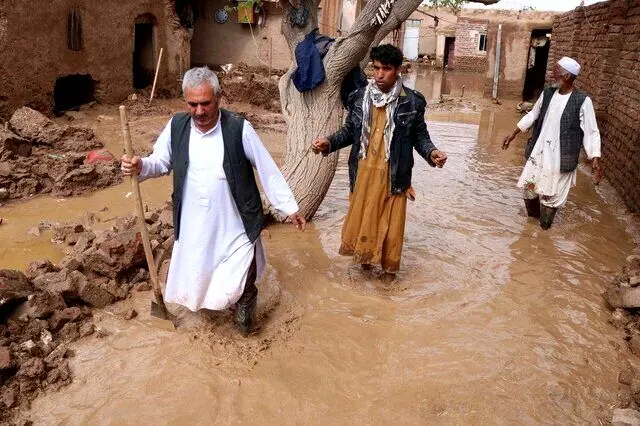 سیل افغانستان ۳۰۰ افغانی را با خود برد!/ در این فیلم ببینید

