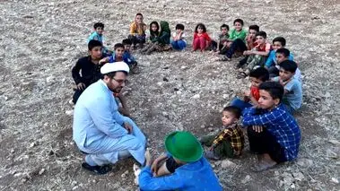 تصاویر خبرساز از توزیع نوار بهداشتی و لباس زیر در بین دختران مناطق محروم توسط یک روحانی + عکس