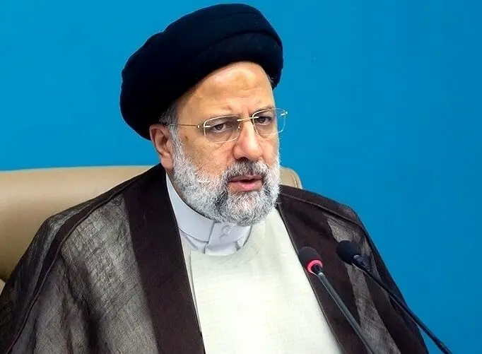 عکس پربازدید از رئیسی با دختری که به او هدیه می‌دهد+ببینید