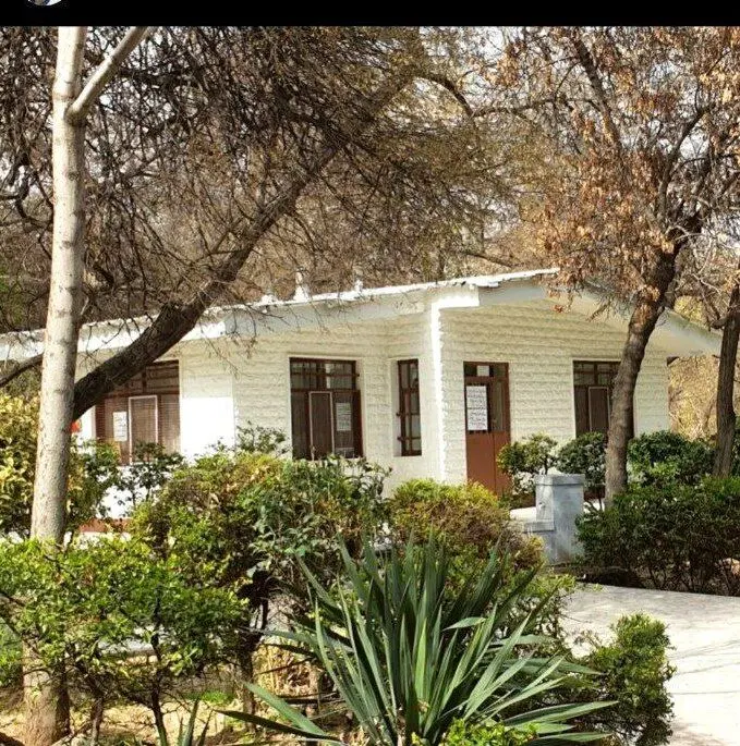 تصویر  جنجالی امیررضا خادم از نمازخانه پارک قیطریه