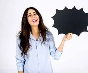 با زبان بدن زنان به راز درون آنها پی ببرید | لبخند زدن و کج کردن سر نشانه چیست