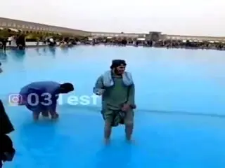 آب‌بازی طالبان در حوض میدان نقش جهان اصفهان! + ویدئو
