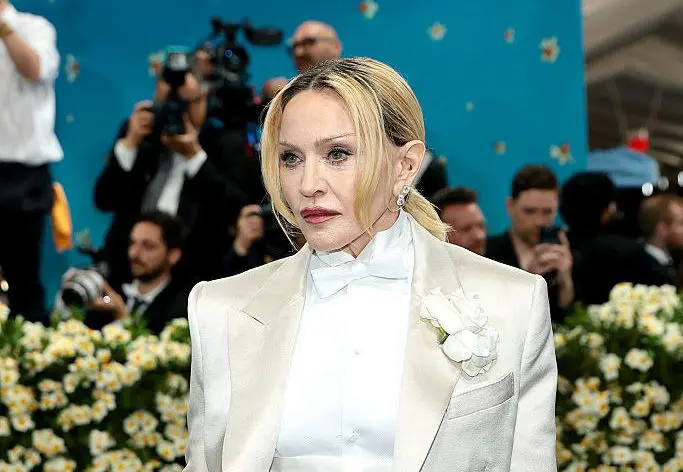 ژست سیگار به دستِ مدونا در این عکس جنجالی شد