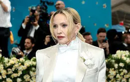 ژست سیگار به دستِ مدونا در این عکس جنجالی شد