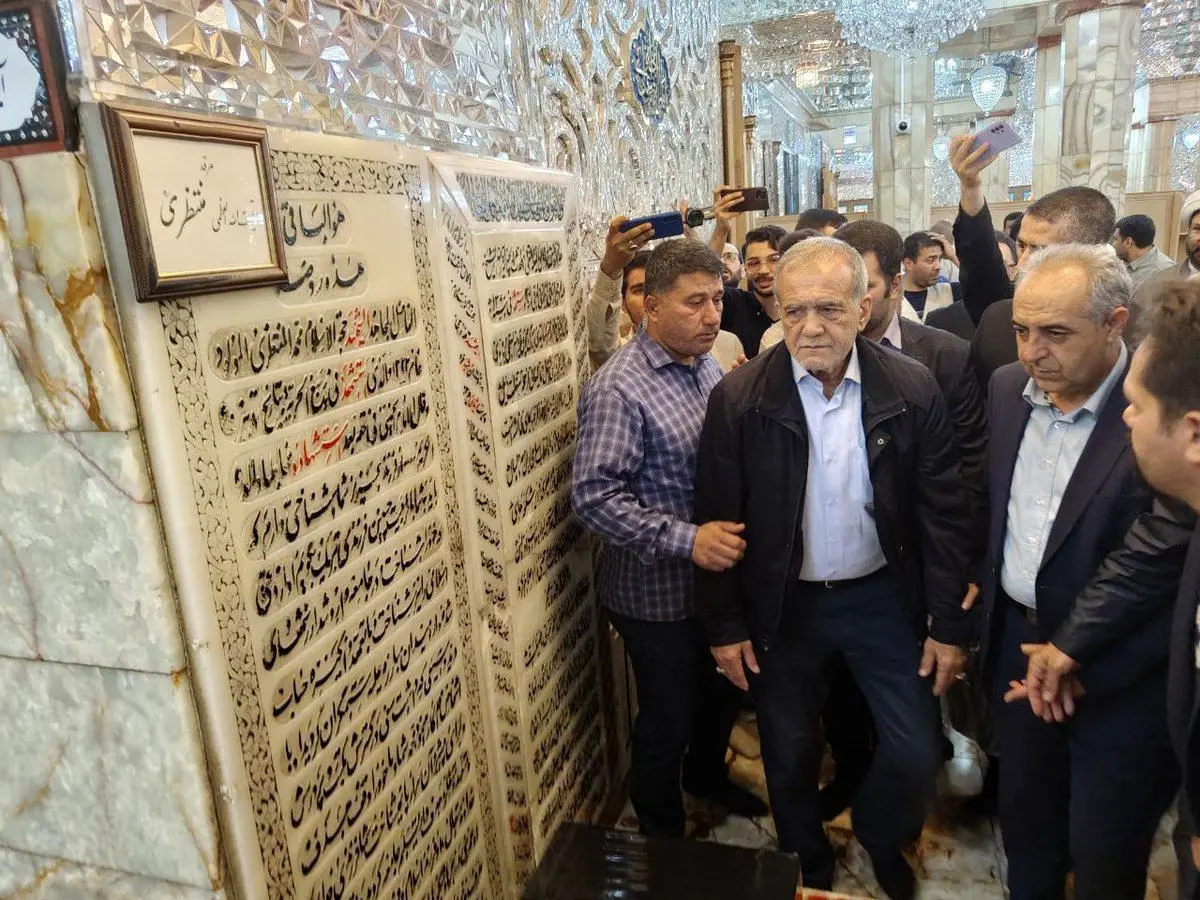 قرائت فاتحه پزشکیان بر سر مزار آیت‌الله منتظری

