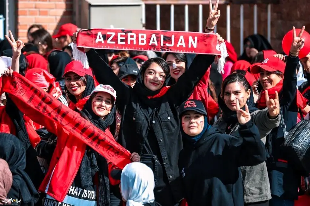 سرقت وسایل تماشاگران زن تراکتور در بازی با ذوب آهن + عکس