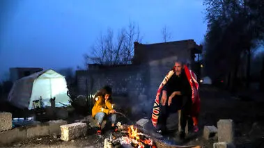 سرمای استخوان‌سوز در مناطق زلزله‌‌زده خوی | زلزله‌‌زدگان کانکس و سرویس بهداشتی ندارند!

