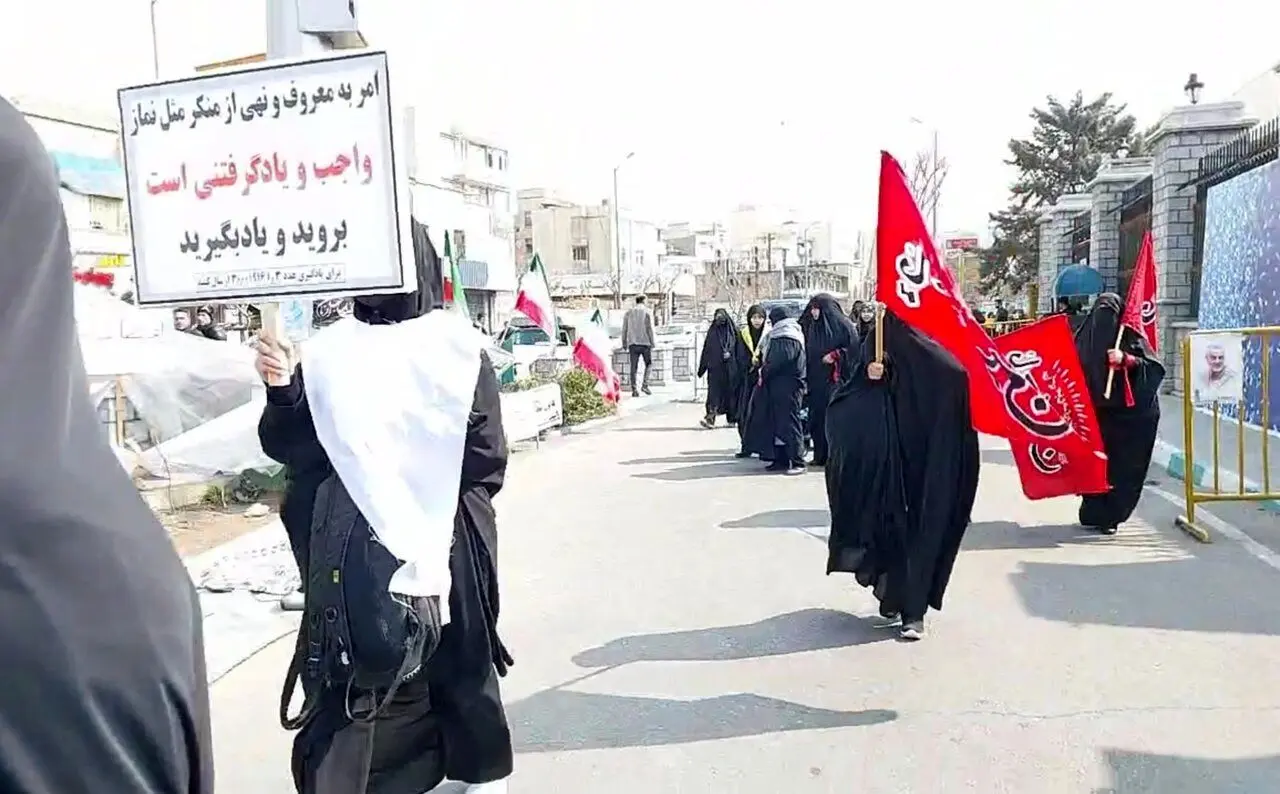 تجمع زنان کفن‌پوش مقابل مجلس برای اجرای قانون عفاف و حجاب + عکس
