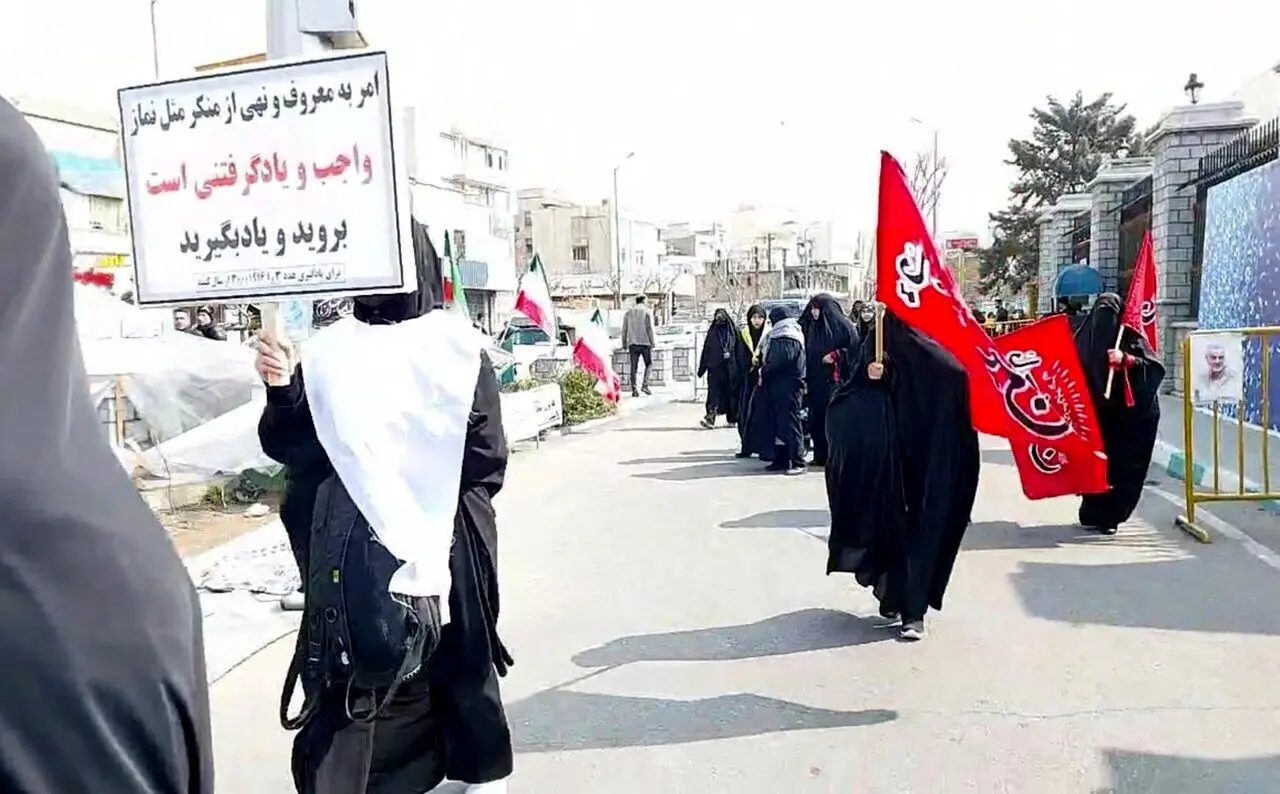 تجمع زنان کفن‌پوش مقابل مجلس برای اجرای قانون عفاف و حجاب + عکس
