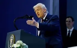  تصویری خبرساز از وضعیت عجیب دست دونالد ترامپ 