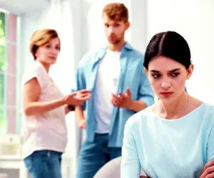 بهترین رفتار در شرایط کمک مالی شوهر به خانواده اش

