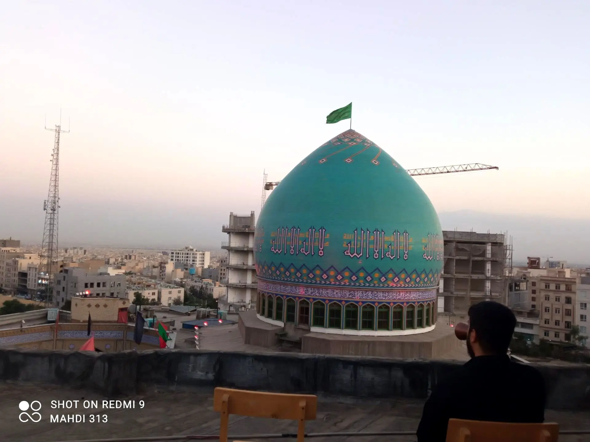 حمله جمعی از طلاب با چوب به مدرسه علمیه آیت الله اشرافی اصفهانی/  حوزه علمیه شهید محراب منحل شد

