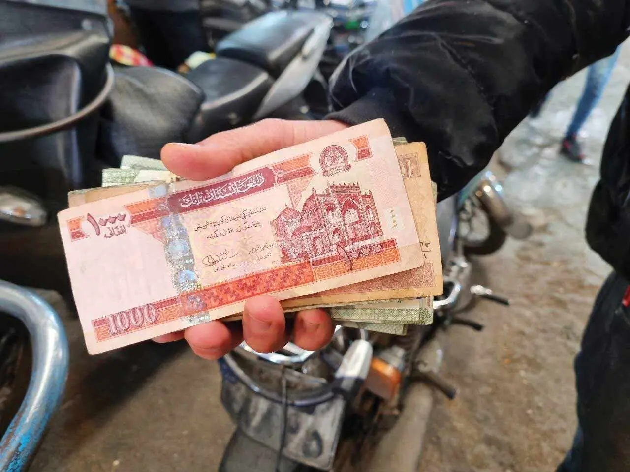 مهاجران افغان در تهران کجا پول هایشان را چنج می کنند؟ 