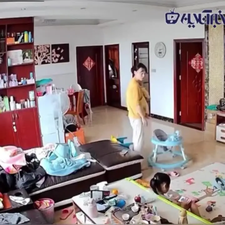 لحظه خنده‌دار از حواس‌پرتی یک مادر در خانه + فیلم