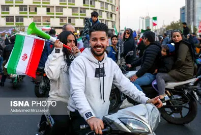 حجاب زنان پس از بازی فوتبال تماشاگران در خیابان 