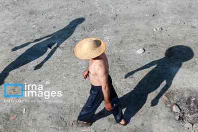 شنا کردن مردم در دریاچه بی‌جان ارومیه + عکس