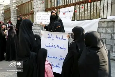 تجمع برخی زنان مقابل مجلس در اعتراض به وضعیت حجاب