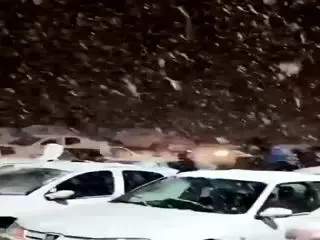 شادی و پایکوبی مردم در جاده برفی و مسدود شده چالوس /عکس و فیلم
